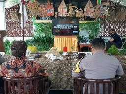 Ada Wayang saat Kapolres Lumajang Zoom Metting di Kampung Tangguh