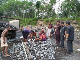 Komisi C DPRD Lumajang Pantau Penambang Tradisional di Kali Mujur