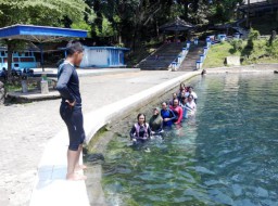 Pemandian Alam Selokambang, Jadi Lokasi Praktek Renang Siswa Sekolah