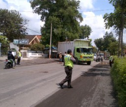 Polisi Halau dan Larang Truck Pengangkut Pasir Lewati Jalur Tempeh-Lumajang