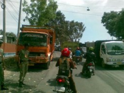 Setujukah Anda, Truck Pasir Dilarang Melintas Jam 06-08.00 wib Dijalur Tempeh-Lumajang...?