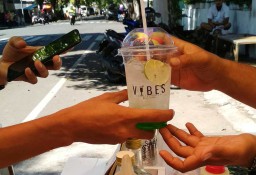 Vibes Tropical Es Ala Pantai Hadir di Kota Lumajang