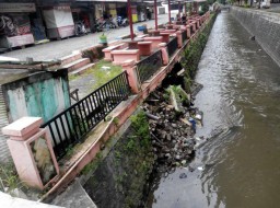 Tanggul Sisi Barat Sungai Depan LSS Ambrol