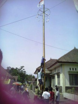 Meriah, Ada Lomba Panjat Pinang di Tahun Baru Islam di Banyuputih Kidul