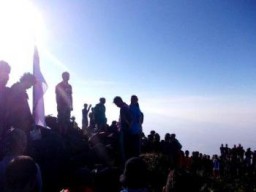 Merdeka...!!! Ratusan Pemuda dan Pemudi Gelar Upacara 17 Agustus di Gunung Lemongan