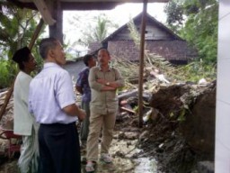 Muhammad Nur Purnamasidi Anggota DPR RI Komisi VIII Tinjau Langsung Korban Longsor Tempursari