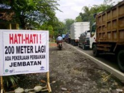 Usai Dirusak Truck Pasir, Perbaikan Jembatan Sungai Mujur Timbulkan Kemacetan Panjang