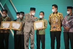 Cak Thoriq Dapat Award Kepala Daerah Pendukung Gerakan Zakat BAZNAS