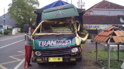 Truk Cium Bokong Tronton di Tukum Lumajang Akibatkan 1 Luka