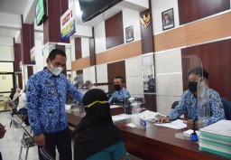 Bupati Lumajang Sidak Pelayanan Dispendukcapil Hari Masuk Lebaran