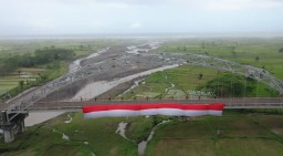 Bendera Merah Putih Bekibar di Berbagai Spot Wisata Lumajang