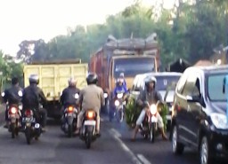 Pemerintah Tak Becus, Pasar Buah Ranuyoso Macet Terus