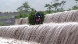 Jembatan Terlalu Jauh, Puluhan Warga Pasirian Nekat Terjang Banjir Lahar Hujan Semeru