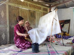 Jatuh Cinta Dengan Corak dan Motif Pisang, Soraya Haque Belajar Mencating Batik Lumajang