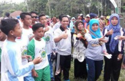 Mlaku isuk, Cak Thoriq Jadi Magnet Foto Bareng Warga Pronojiwo