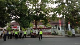 Polisi Pakai Masker Saat Amankan Aksi Massa di BPN Lumajang