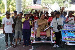 Bupati Lumajang Beri Sembako Tukang Becak dan Ajak Sukseskan Harjalu