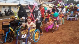 Ratusan Anak-anak Disabel Gelar Karnaval Keliling Kota Lumajang