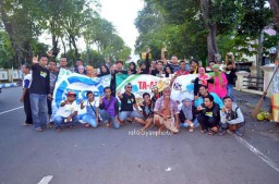 Grup Facebook TA-AL dan TAL Bagi-bagi Nasi Kotak ke Abang Becak dan Bukber di Alun-Alun