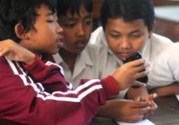 Bila Orang Tua Ingin Berikan Hand Phone pada Anak, Perhatikan Berikut Ini ?