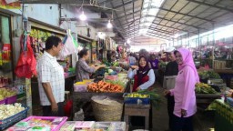 Berbincang Dengan Pedagang, Istri Bupati Asat Pantau Kebersihan Pasar Baru Lumajang