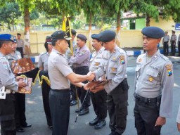 Tancapkan Logo Polda Jatim di Mahameru, 13 Pasukan Bhayangkara Diberi Penghargaan