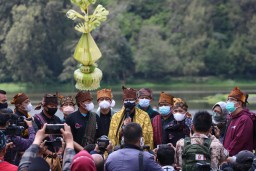 Menparrekraf  Sandiaga Nikmati Sensasi Menginap di Ranu Pane Lumajang