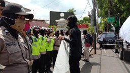 Polwan Cantik Amankan Demo di Kantor Bupati Lumajang