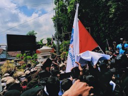 Aksi Poros Suwandak Mulai dari Teaterikal, Aksi Bakar, Dorong & Sholat