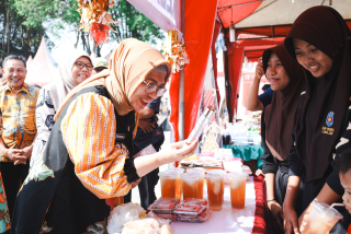 Indah Wahyuni Apresiasi Bazarku Bunga Telangku SMPN 4 Lumajang