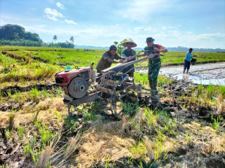 TNI Aktif Dampingi Petani Pronojiwo Lumajang Jelang Musim Tanam