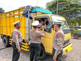 Polisi Ajak Kang Sopir Lumajang Tak Ugal-Ugalan di Jalan