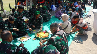 Makan Tumpeng Bersama HUT TNI 79 di Alun-Alun Lumajang