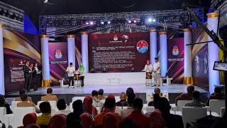 Paslon Thoriq-Fika dan Indah-Yudha Adu Gagasan di Debat Perdana KPU Lumajang