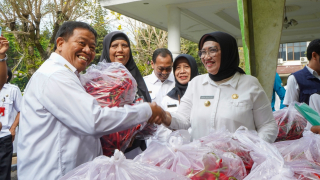 Indah Wahyuni Ajak Pegawai Pemkab Lumajang Belanja Cabai Rawit