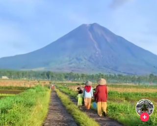 Pronojiwo Lumajang Banyak Spot Foto Jalan Eksotik Berbackground Semeru