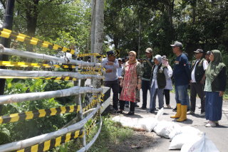 Akses Jalan Utama Menuju Kecamatan Tempursari Lumajang Longsor