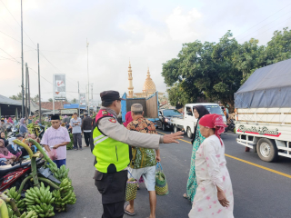 Polsek Ranuyoso Bantu Lancarkan Lalu Lintas di Pasar Gedang Lumajang