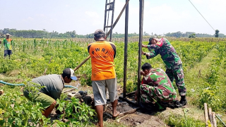 TNI Dampingi Petani Darungan Lumajang Lakukan Pengeboran Sumber Air