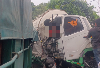 Sopir Terjepit, Warga Jombang dan Kediri Kecelakaan di Perbatasan Lumajang-Jember