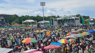 Puluhan Ribu Warga Lumajang Padati Kampanye Akbar Cak Thoriq-Ning Fika di Stadion Semeru