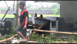 Cafe Hampa Toga Tempat Nongkrong Pemuda Lumajang Diterjang Angin Puting Beliung