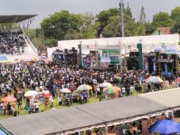 Ribuan Pendukung Menunggu Cak Thoriq Ning Fika di Stadion Semeru Lumajang