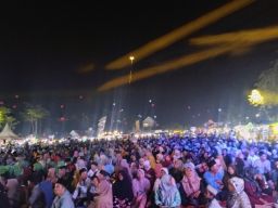 Bak Lautan Manusia di Lapangan Jokarto Lumajang Sholawat Doa Bersama Cak dan Ning