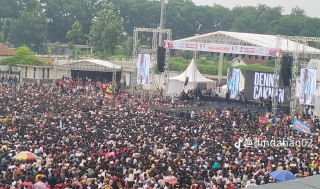 Denny Caknan Sukses Menghibur Pendukung Paslon 02 Indah-Yudha di Stadion Semeru Lumajang