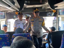 Sopir Bus Jalani Tes Urin Jelang Nataru di Terminal Minak Koncar Lumajang