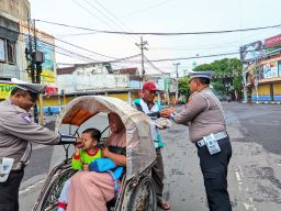 Jumat Berkah Satlantas Polres Lumajang Bagikan Nasi Bungkus ke Pengendara