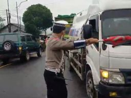 Satlantas Lumajang Sigap Atasi Truk Tangki Mogok