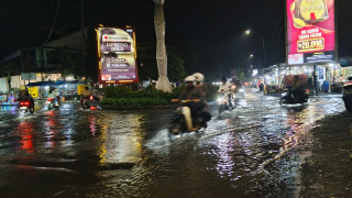 Jalan Embong Kembar dan Perempatan Tugu Jam Lumajang Jadi Langganan Banjir Genangan Air Hujan