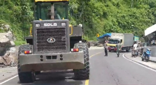 Tebing dan Batu Besar Longsor di Jalur Piket Nol Sebelum Jembatan Besuk Kobokan Lumajang